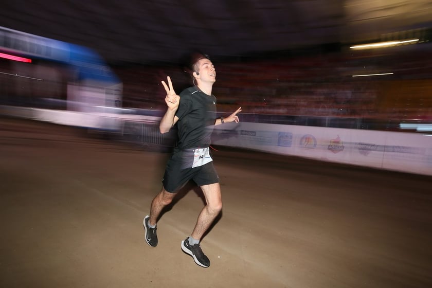 Nocny Półmaraton Wrocław 2022, uczestnicy, znajdź się na zdjęciach ze staru lub mety