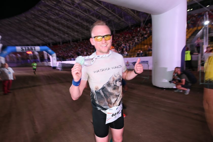 Nocny Półmaraton Wrocław 2022, uczestnicy, znajdź się na zdjęciach ze staru lub mety