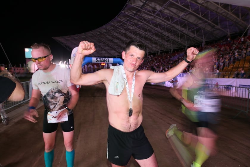 Nocny Półmaraton Wrocław 2022, uczestnicy, znajdź się na zdjęciach ze staru lub mety