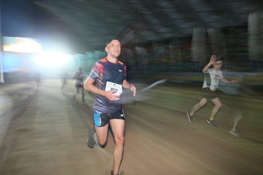 Nocny Półmaraton Wrocław 2022, uczestnicy, znajdź się na zdjęciach ze staru lub mety