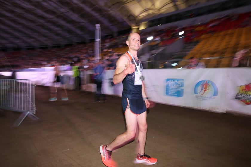 Nocny Półmaraton Wrocław 2022, uczestnicy, znajdź się na zdjęciach ze staru lub mety