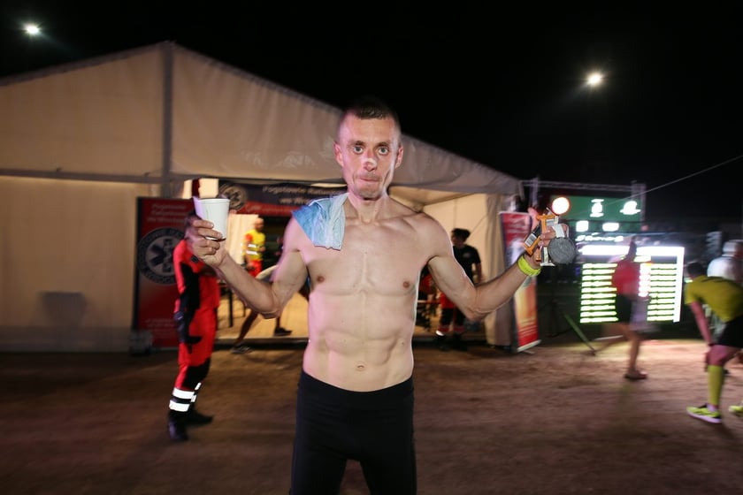 Nocny Półmaraton Wrocław 2022, uczestnicy, znajdź się na zdjęciach ze staru lub mety