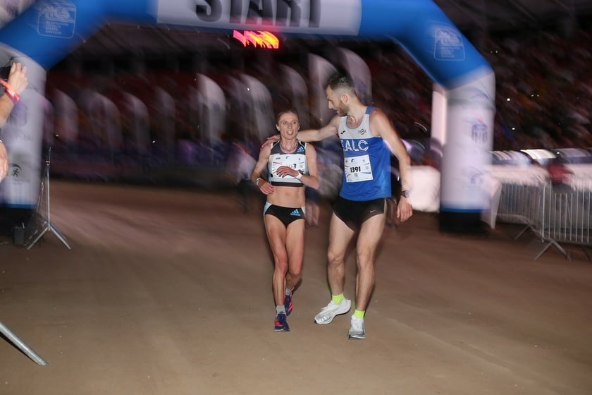 Nocny Półmaraton Wrocław 2022, uczestnicy, znajdź się na zdjęciach ze staru lub mety