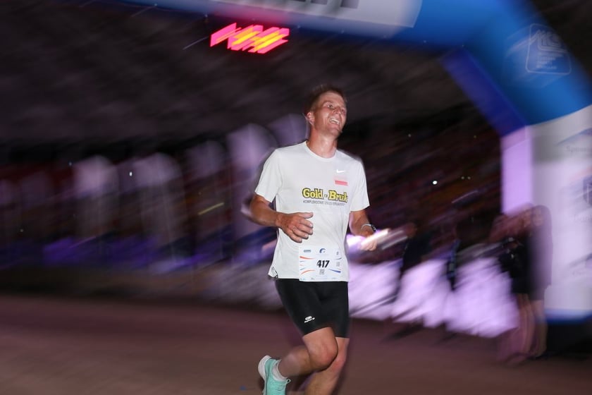 Nocny Półmaraton Wrocław 2022, uczestnicy, znajdź się na zdjęciach ze staru lub mety