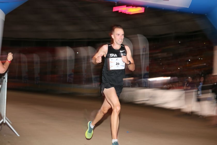 Nocny Półmaraton Wrocław 2022, uczestnicy, znajdź się na zdjęciach ze staru lub mety