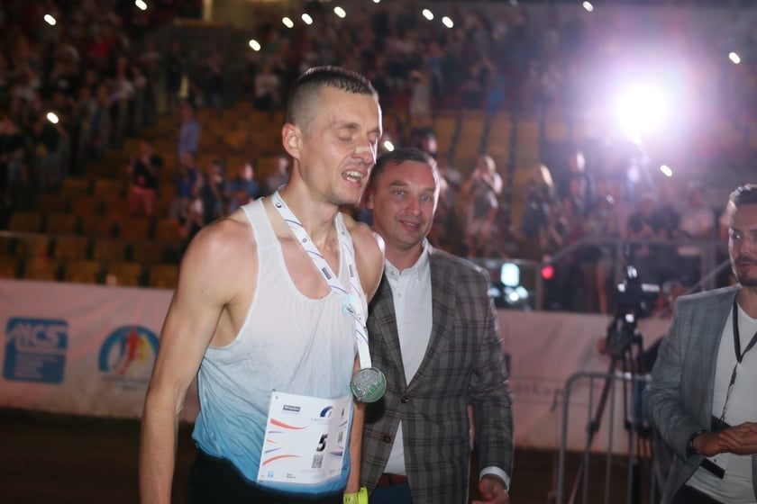 Nocny Półmaraton Wrocław 2022, uczestnicy, znajdź się na zdjęciach ze staru lub mety