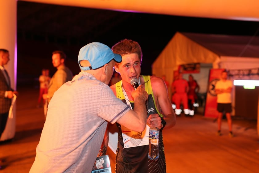 Nocny Półmaraton Wrocław 2022, uczestnicy, znajdź się na zdjęciach ze staru lub mety