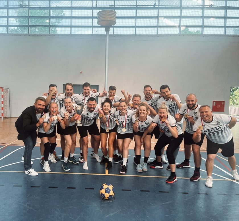 Korfball to sport koedukacyjny. Na parkiecie rywalizują zarówno kobiety, jak i mężczyźni