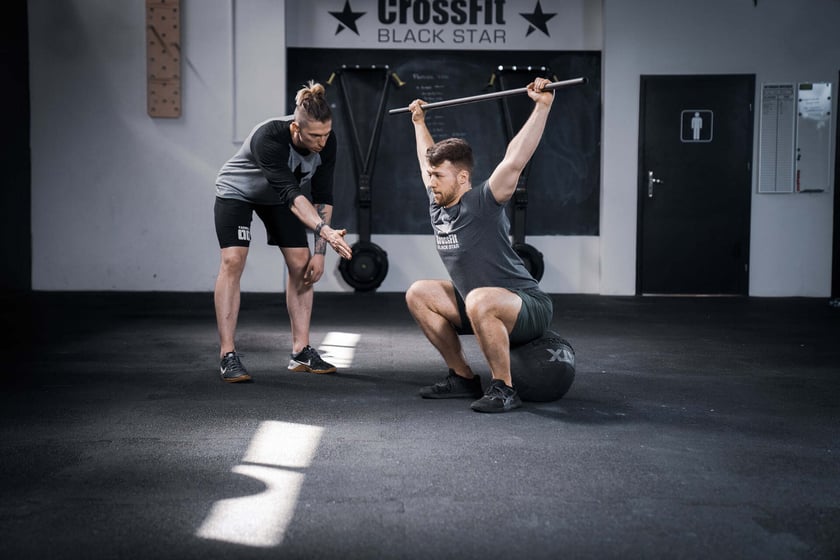 CrossFIT Black Star, ul. Komandorska 18 (e-mail: info@cfblackstar.com, tel. 508 217 126). Profesjonalna kadra, wysokiej jakości sprzęt, dobra atmosfera, duży box specjalnie do trenowania crossfitu ? takie hasło przeczytamy na stronie internetowej studia CrossFIT Black Star. W klubie o powierzchni 400 mkw. można uczęszczać na zajęcia z kalisteniki, gimnastyki, zajęcia WOD, zajęcia mobility czy weightlifting. Prowadzone są również treningi dla dzieci! Miesięczny karnet kosztuje 260 zł, cena jednak maleje przy długoterminowych umowach. Cena jednorazowego wejścia do studia wynosi natomiast 40 zł.