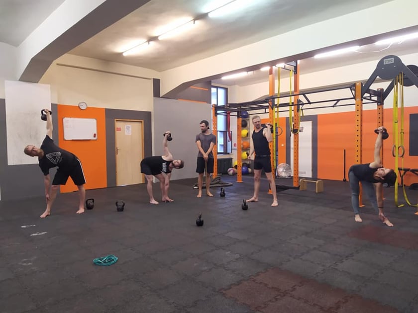 CrossGym, ul. Sienkiewicza (e-mail: crossgym@o2.pl, 512 760 850, 509 137 376, 502 616 856). ? Trening Funkcjonalny, to trening przeznaczony dla osób średnio-zaawansowanych, zaawansowanych ale również dla osób z niewielkim bagażem doświadczenia. Na zajęciach wykonywane są ćwiczenia wielostawowe, funkcjonalne, ćwiczenia uwzględniające ruchy wykonywane na co dzień ? czytamy na stronie internetowej studia. Klubowicze mogą uczestniczyć w zajęciach kettlebell, z metodyki podstawowych wzorców ruchowych czy military trening dla osób średnio-zaawansowanych i zaawansowanych. Pojedyncze wejście to koszt 25 zł. Karnet OPEN kosztuje natomiast 169 zł.