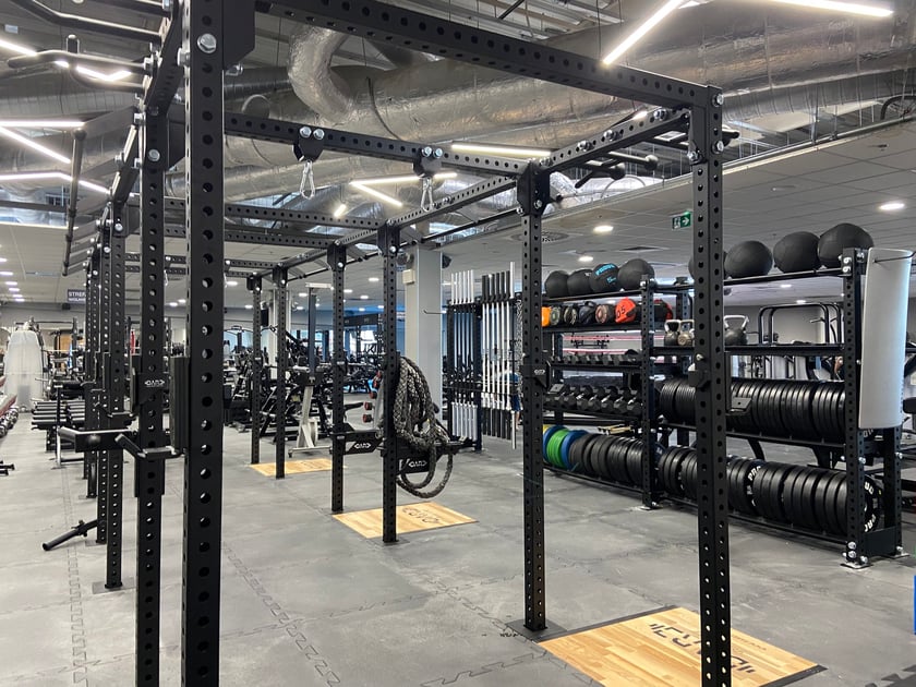 Fitness Academy (e-mail: dok@fitness.benefitsystems.pl, tel. 22 487 81 33). Sieć klubów, których w samym Wrocławiu jest aż 16. Członkowie mogą uczestniczyć w licznych zajęciach wzmacniających, specjalistycznych, wytrzymałościowych, wodnych, tanecznych czy metabolicznych ? ich różnorodność i częstotliwość są tak duże, że każdy znajdzie coś dla siebie. Każdy klub ma odrębną ofertę dla nowych klientów, dlatego warto odwiedzić stronę internetową: https://fitness-academy.com.pl/.