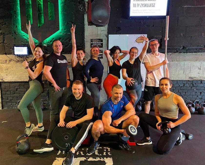 Harder, ul. Grabiszyńska 163 (e-mail: office_wroclaw@harderfit.eu, tel. 797 468 383). Butikowe kluby fitness Harder reklamują się jako zupełnie nowe i wyjątkowe doznanie treningowe. Czas trwania pojedynczej sesji treningowej to 50 minut, a udział w zajęciach umożliwia spalenie nawet 700-1000 kalorii. Programy treningowe bazują na puli składającej się z około 5 tys. różnych ćwiczeń! Szczegóły dotyczące cen i godzin zajęć można znaleźć na stronie internetowej: https://harderfit.eu/.