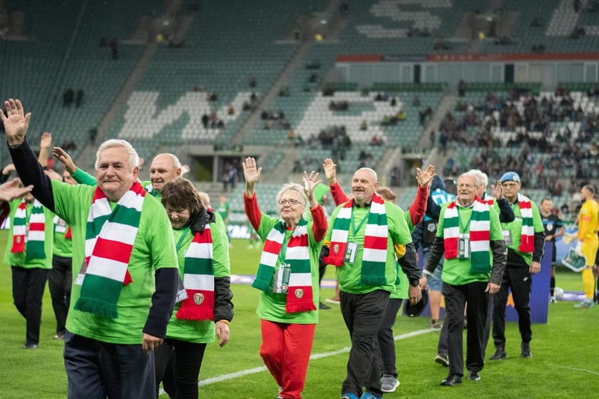 Eskorta złożona z seniorów wyprowadziła piłkarzy Śląska na murawę