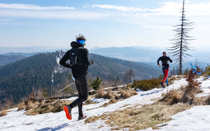 Walimskie Biegi Górskie, 8 października, Walim (pow. wałbrzyski). Dwa dystanse i dwie trudne techniczne trasy ? 51 i 22 km. Choć zapisy na tegoroczną edycję zostały oficjalnie zamknięte, warto spróbować skontaktować się z organizatorami i podpytać o wolne miejsce. Niezwykłe widoki, bardzo strome podbiegi i wszystko to, co Góry Sowie mają do zaoferowania. Bez wątpienia warto, ale uprzedzamy ? to impreza dla prawdziwych biegowych wyjadaczy!