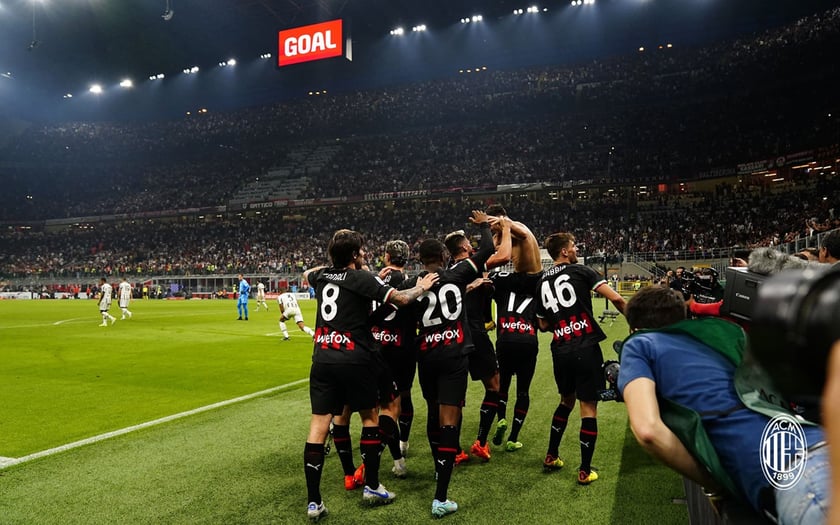 AC Milan. Zespół, który po latach dominacji Juventusu i Interu powrócił na szczyt, zdobywając mistrzostwo Włoch w poprzednim sezonie. Na mecz AC Milan warto polecieć nie tylko ze względu na znakomitych piłkarzy ze Zlatanem Ibrahimoviciem na czele ? legendarny stadion San Siro ma bowiem zostać zburzony. Czasu, aby poczuć panującą na nim atmosferę, pozostało zatem naprawdę niewiele!