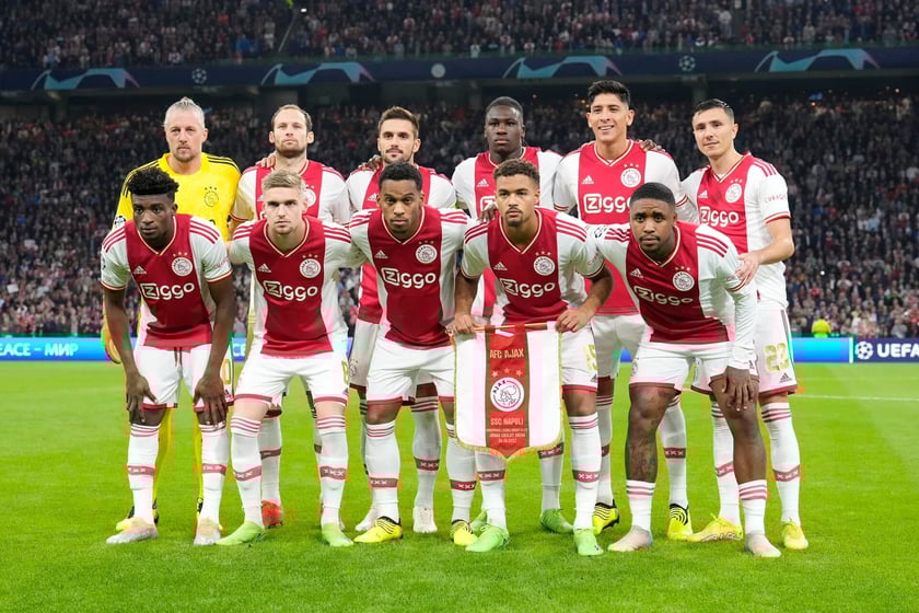 Ajax Amsterdam. Choć największe triumfy Ajax święcił w latach dziewięćdziesiątych, to nadal bardzo mocny zespół, który co roku prezentuje światu kolejnych, niezwykle utalentowanych wychowanków. Tylko w letnim okienku transferowym Manchester United zapłacił około 150 milionów euro za dwóch zawodników Ajaxu. Warto zatem odwiedzić Amsterdam, żeby później móc pochwalić się, że przyszłe gwiazdy widziało się na żywo zanim to było modne!