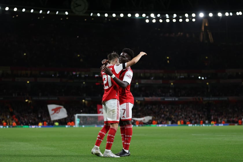 Arsenal. Kanonierzy w znakomitym stylu rozpoczęli rozgrywki w sezonie 2022/2023. Arsenal wygrywa mecz za meczem, a kibice na Emirates Stadium wierzą, że niebawem znów będą podziwiać zespół walczący o najwyższe cele. Warto zatem odwiedzić ten niezwykle nowoczesny obiekt, bo niebawem o bilety na mecze może być naprawdę trudno! Z Wrocławia dolecimy zarówno na lotnisko Londyn Luton, jak i Londyn Stansted.