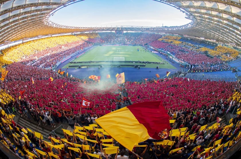 AS Roma. Niezwykle utalentowany Nicola Zalewski pod wodzą charyzmatycznego Jose Mourinho? To bez wątpienia warto zobaczyć. Roma to klub wielkich tradycji i wielkich gwiazd. Wycieczka do Rzymu połączona z wizytą na Stadio Olimpico? Loty z Wrocławia do stolicy Włoch można znaleźć naprawdę tanio!