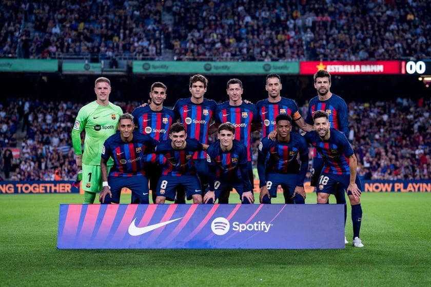 FC Barcelona. Klub, który już kilka miesięcy temu cieszył się ogromnym zainteresowaniem wśród polskich kibiców. Od kiedy jednak barwy zespołu ze stolicy Katalonii reprezentuje Robert Lewandowski, skalę zainteresowania trudno opisać słowami. Najlepszy polski piłkarz znakomicie odnalazł się w Barcelonie i strzela gola za golem, w związku z czym warto rozważyć wycieczkę na legendarny stadion Camp Nou. Do Wrocławia dolecimy na dwa pobliskie lotniska ? Barcelona El Prat i Barcelona-Girona. Zdecydowanie bliżej miasta jest jednak pierwsze z nich.