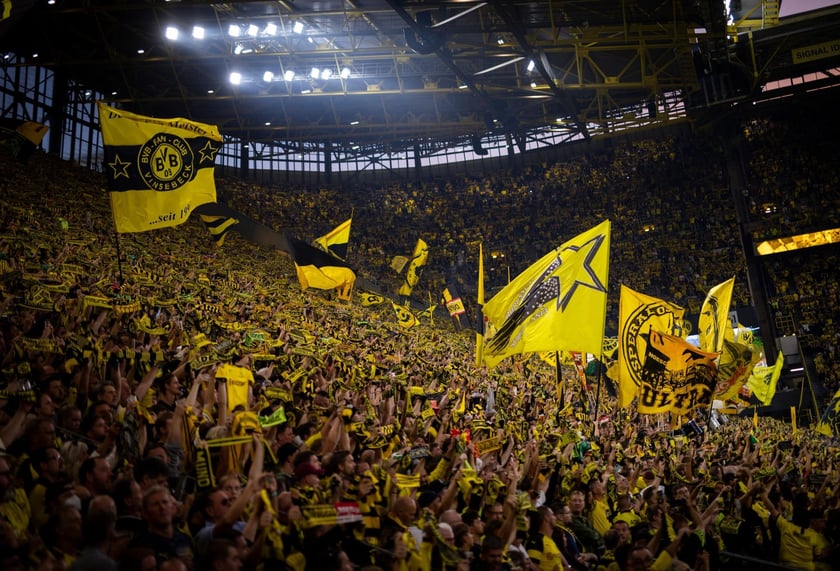 Borussia Dortmund. Klub szczególnie lubiany przez polskich kibiców. W ostatnich latach barwy Borussi reprezentowali między innymi Ebi Smolarek, Łukasz Piszczek, Kuba Błaszczykowski czy Robert Lewandowski. Obecnie na Signal Iduna Park można podziwiać między innymi Jude?a Bellinghama, za którego Real Madryt planuje zapłacić ponad 100 milionów euro!