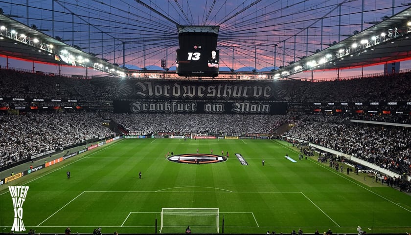 Eintracht Frankfurt. Zespół kojarzony przede wszystkim z fanatycznymi kibicami, którzy w ubiegłym sezonie zachwycali cały piłkarski świat. Eintracht nie należy do najbardziej utytułowanych klubów w Niemczech, ale obecnie występuje w Lidze Mistrzów, a samo miasto bez wątpienia warto zobaczyć!