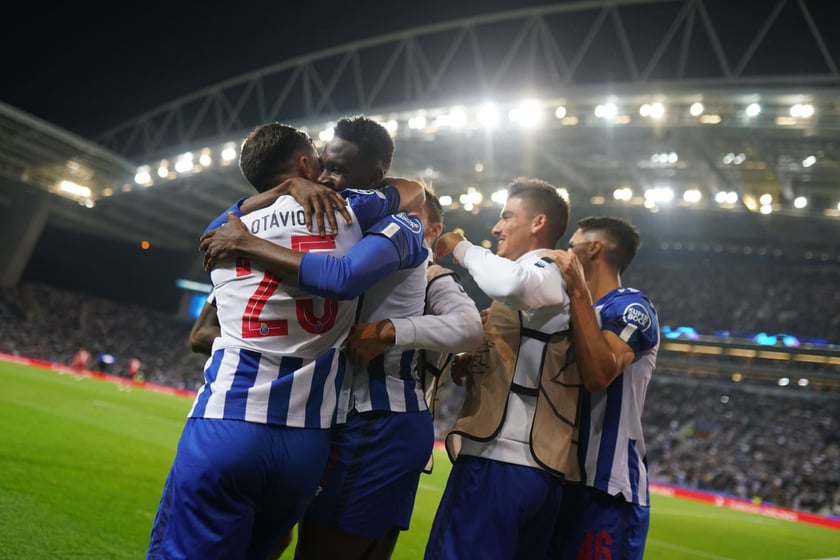 FC Porto. Loty z Wrocławia do Porto startują dopiero za kilka tygodni, ale już teraz warto rozważyć krótki wypad do tego pięknego miasta. Tym bardziej, że tutejszy zespół piłkarski to jedna z najlepszych portugalskich ekip! Co istotne, polscy zawodnicy są w Porto bardzo cenieni ? Józef Młynarczyk czy Grzegorz Mielcarski udanie zapisali się w klubowej historii.
