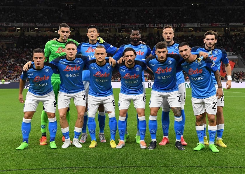 Napoli. Były zespół Diego Armando Maradony jest w tym sezonie praktycznie nie do zatrzymania, a jednym z najważniejszych piłkarzy w układance wydaje się być Piotr Zieliński. Neapol to miasto kontrastów, dźwięków i emocji, a taki sam klimat panuje na trybunach tutejszego stadionu. Loty do Neapolu można znaleźć w bardzo atrakcyjnych cenach, a wokół tego niezwykłego miasta znajduje się całe mnóstwo miejsc, które warto odwiedzić!