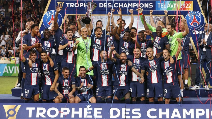 Paris Saint-Germain. Leo Messi, Neymar i Kylian Mbappe ? te trzy nazwiska stanowią najlepszą wizytówkę klubu z Paryża. Choć warty miliardy dolarów projekt jeszcze nie przyniósł kibicom upragnionej Ligi Mistrzów, francuski ?dream team? potrafi zachwycić jak mało który zespół na świecie. Z wrocławskiego lotniska dolecimy na lotnisko Paryż Beauvais.