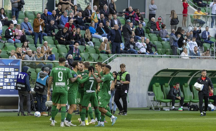 Zdjęcia kibiców z meczu Śląsk Wrocław - Jagiellonia Białystok na Tarczyński Arena, 23 października 2022 r.