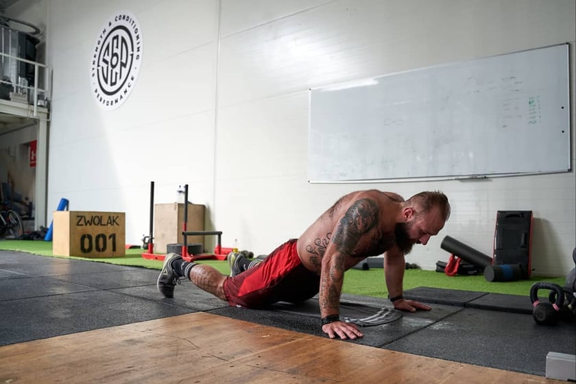 Na zdjęciu Michał Zwolak, 35-letni trener personalny z Wrocławia, który przez 24 godziny wykonywał ćwiczenie Burpees, aby zebrać pieniądze na rehabilitację małej Mai.