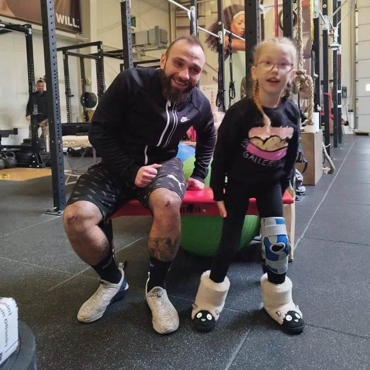 Na zdjęciu Michał Zwolak, 35-letni trener personalny z Wrocławia, który przez 24 godziny wykonywał ćwiczenie Burpees, aby zebrać pieniądze na rehabilitację małej Mai.