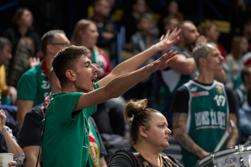 Kibice, cherleaderki i koszykarze podczas meczu Śląsk Wrocław - Arka Gdynia w Hali Orbita, 17 grudnia 2022 r.