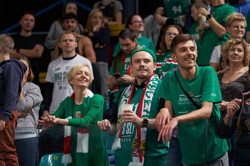 Kibice, cherleaderki i koszykarze podczas meczu Śląsk Wrocław - Arka Gdynia w Hali Orbita, 17 grudnia 2022 r.
