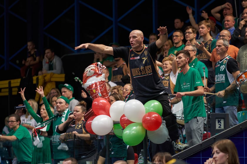 Kibice, cherleaderki i koszykarze podczas meczu Śląsk Wrocław - Arka Gdynia w Hali Orbita, 17 grudnia 2022 r.