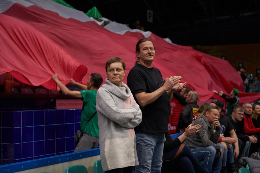 Kibice, cherleaderki i koszykarze podczas meczu Śląsk Wrocław - Arka Gdynia w Hali Orbita, 17 grudnia 2022 r.