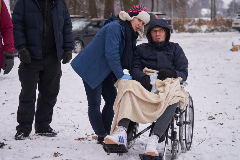 Wrocławianin Rafał Fabich ponad rok temu doznał rozległego udaru mózgu i potrzebuje  kosztownej rehabilitacji