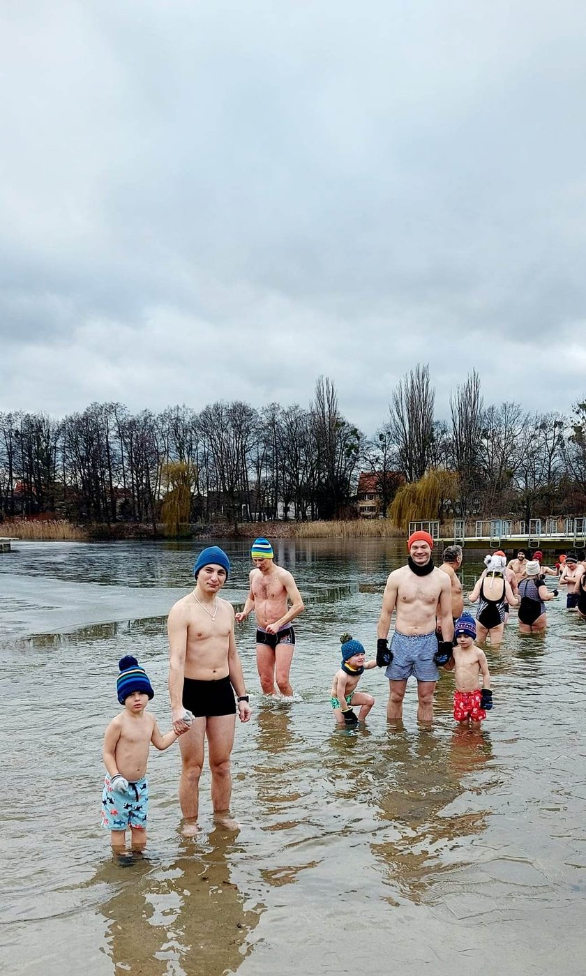 Na zdjęciu niedzielne morsowanie na Morskim Oku