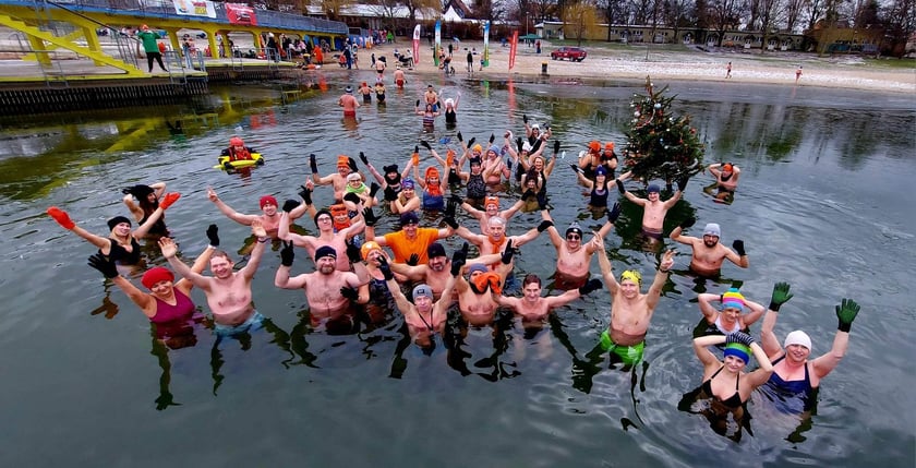 Na zdjęciu niedzielne morsowanie na Morskim Oku