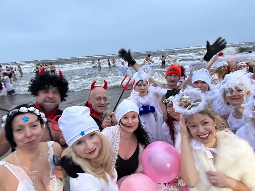 Na zdjęciu widać morsy z Wrocławia w Mielnie