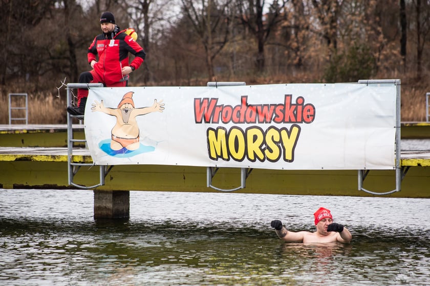 Na zdjęciu wrocławskie morsy podczas karnawałowego morsowania na Morskim Oku