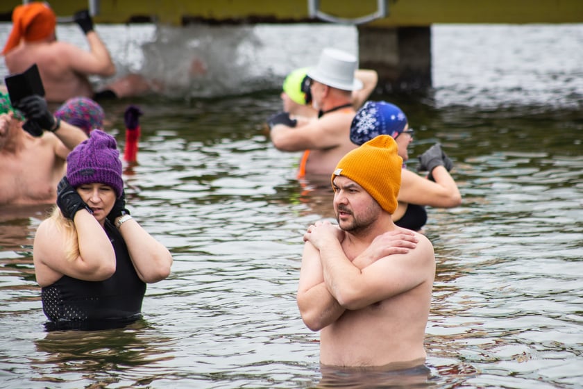 Na zdjęciu wrocławskie morsy podczas karnawałowego morsowania na Morskim Oku