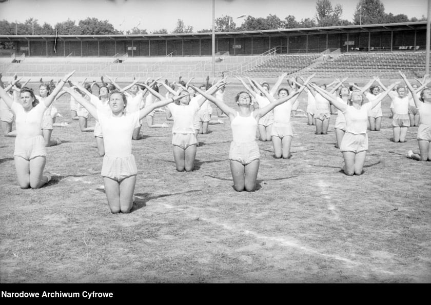 Na zdjęciu widać sportowców na Stadionie Olimpijskim we Wrocławiu. Zdjęcia pochodzą z lat 1945-50