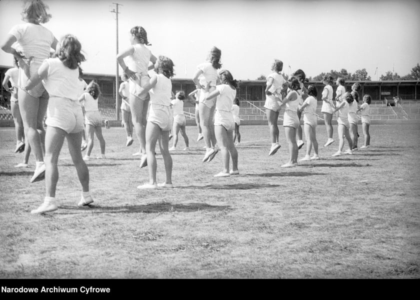 Na zdjęciu widać sportowców na Stadionie Olimpijskim we Wrocławiu. Zdjęcia pochodzą z lat 1945-50