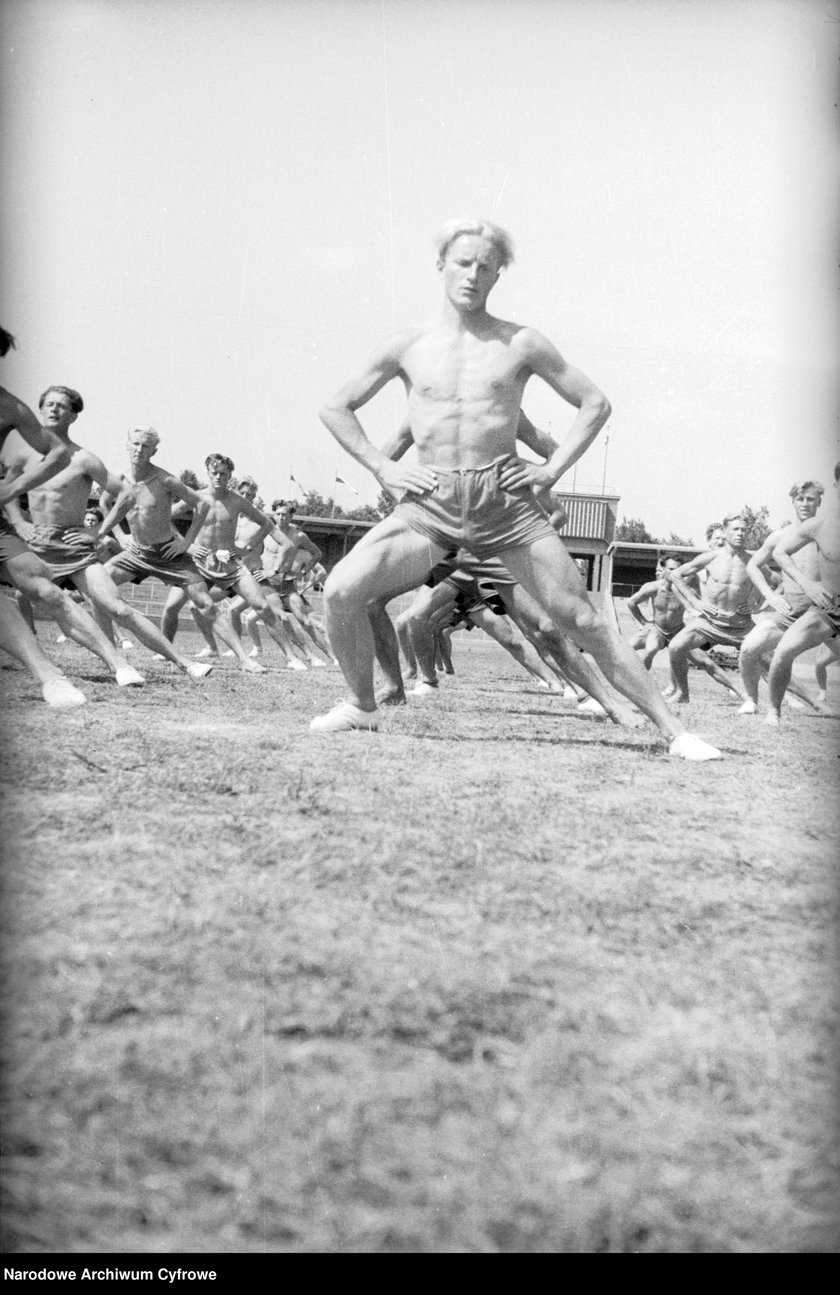 Na zdjęciu widać sportowców na Stadionie Olimpijskim we Wrocławiu. Zdjęcia pochodzą z lat 1945-50