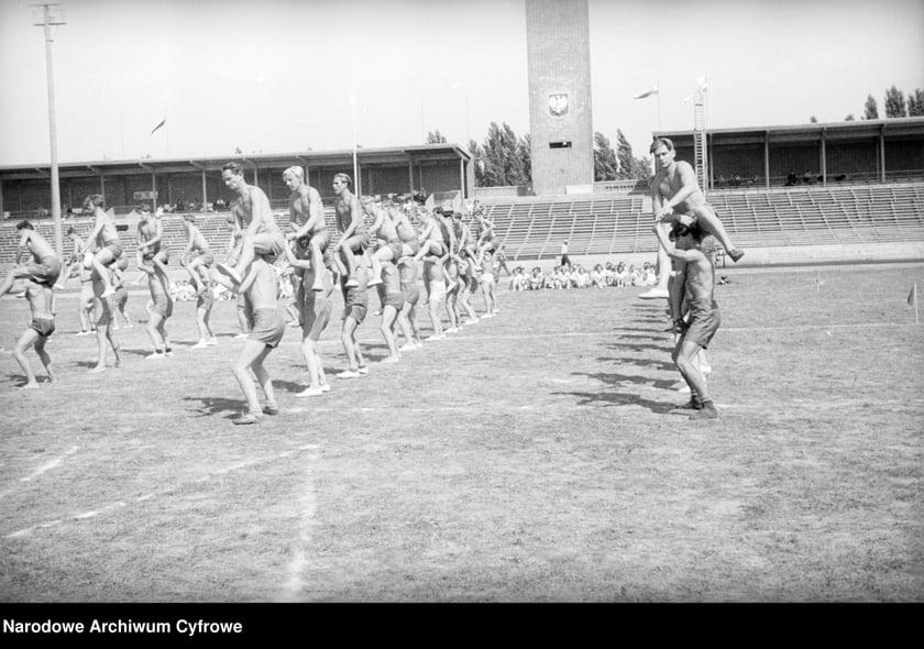 Na zdjęciu widać sportowców na Stadionie Olimpijskim we Wrocławiu. Zdjęcia pochodzą z lat 1945-50