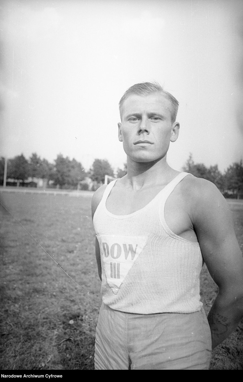 Na zdjęciu widać sportowców na Stadionie Olimpijskim we Wrocławiu. Zdjęcia pochodzą z lat 1945-50