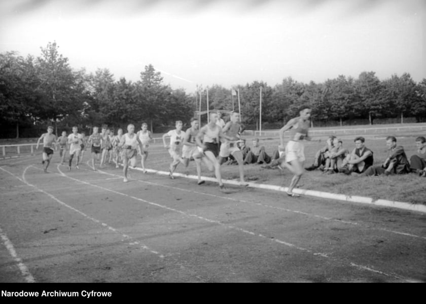 Na zdjęciu widać sportowców na Stadionie Olimpijskim we Wrocławiu. Zdjęcia pochodzą z lat 1945-50