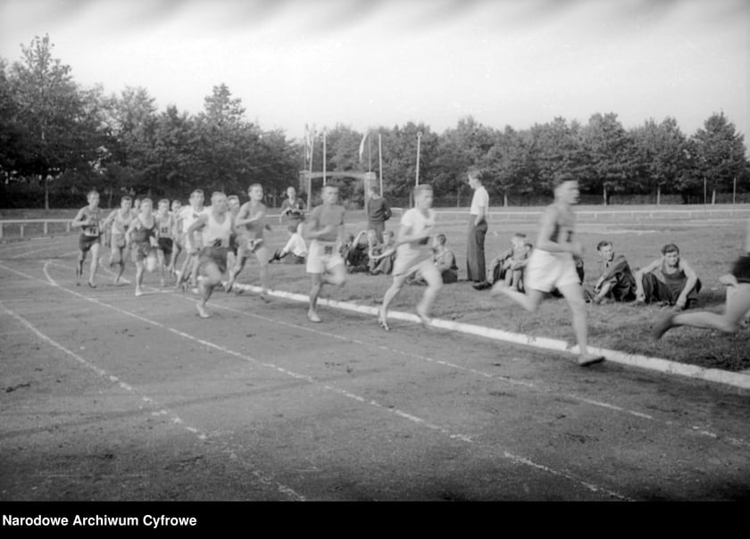 Na zdjęciu widać sportowców na Stadionie Olimpijskim we Wrocławiu. Zdjęcia pochodzą z lat 1945-50