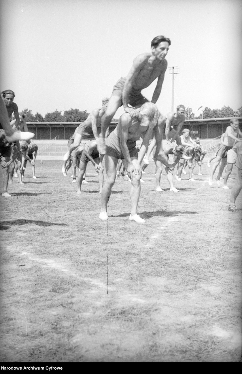 Na zdjęciu widać sportowców na Stadionie Olimpijskim we Wrocławiu. Zdjęcia pochodzą z lat 1945-50