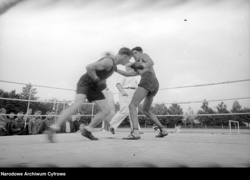 Na zdjęciu widać sportowców na Stadionie Olimpijskim we Wrocławiu. Zdjęcia pochodzą z lat 1945-50